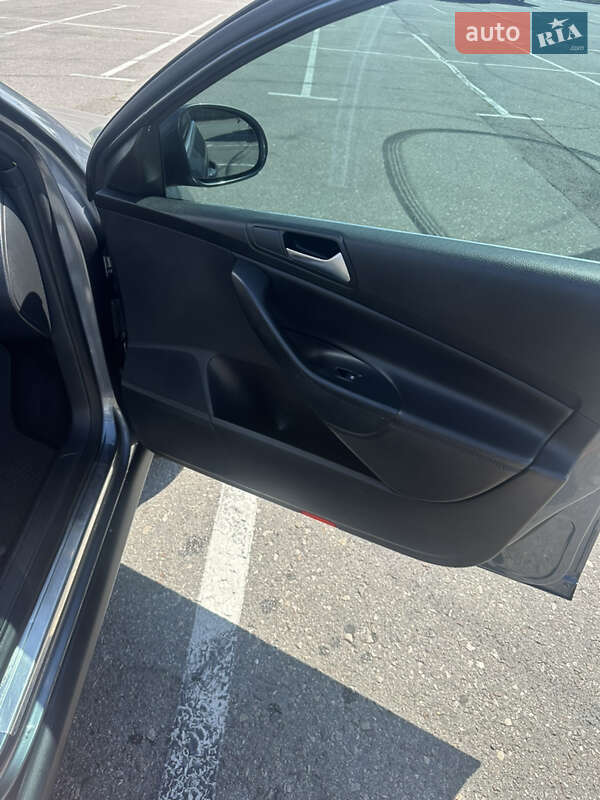 Седан Volkswagen Passat 2010 в Львове