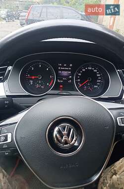 Універсал Volkswagen Passat 2015 в Житомирі