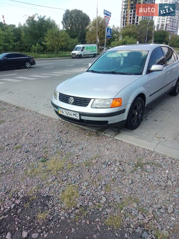 Седан Volkswagen Passat 2000 в Киеве