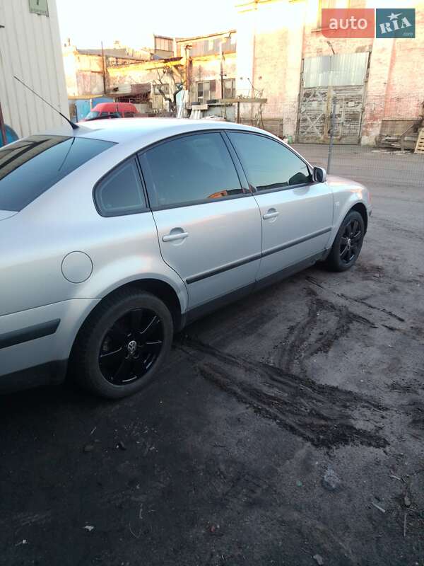 Седан Volkswagen Passat 2000 в Киеве