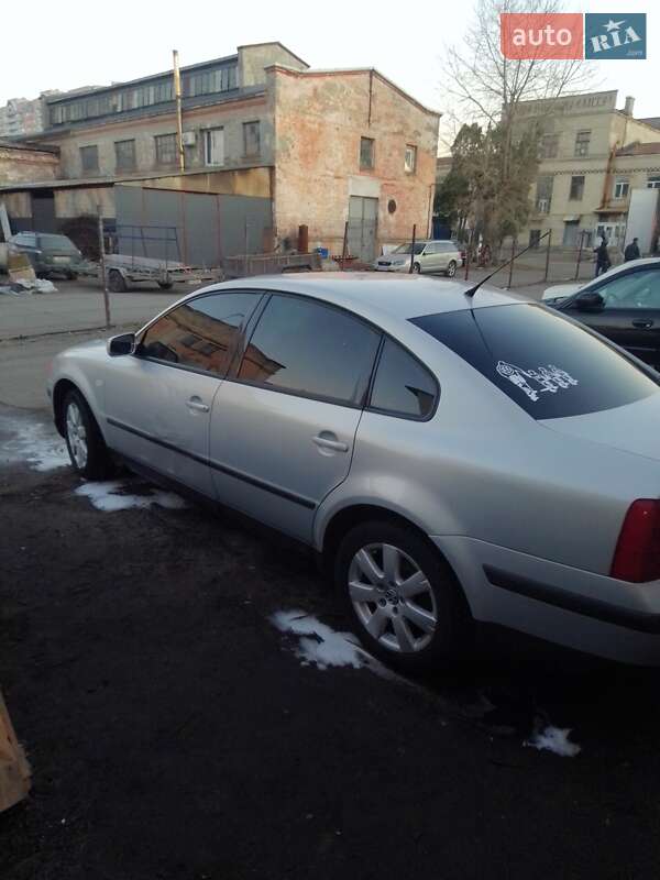 Седан Volkswagen Passat 2000 в Киеве