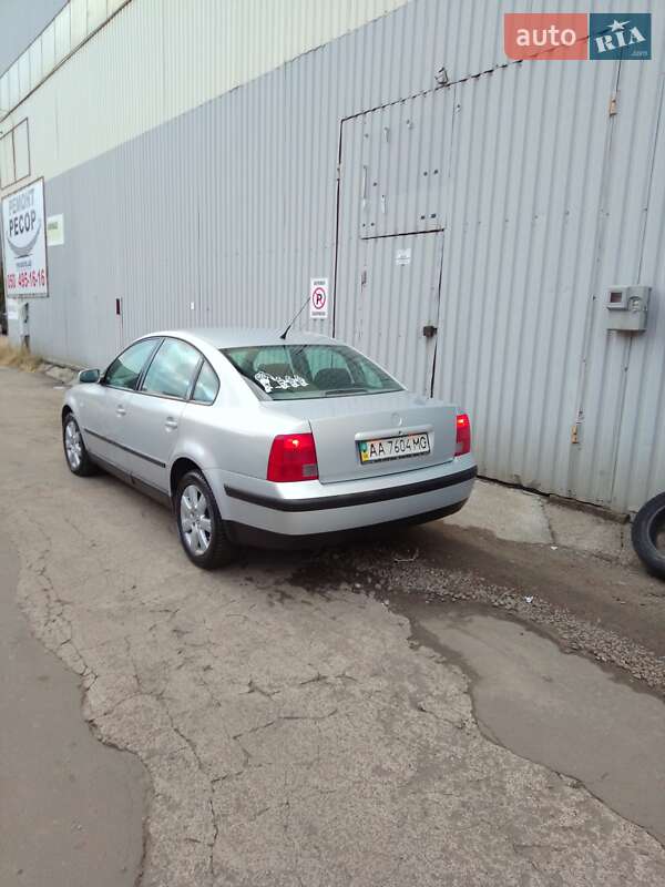 Седан Volkswagen Passat 2000 в Киеве