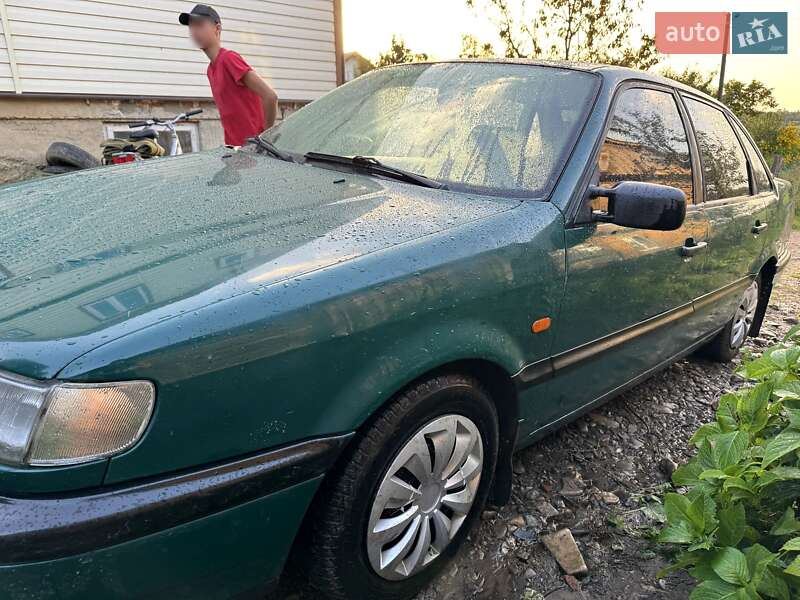 Седан Volkswagen Passat 1994 в Самборе