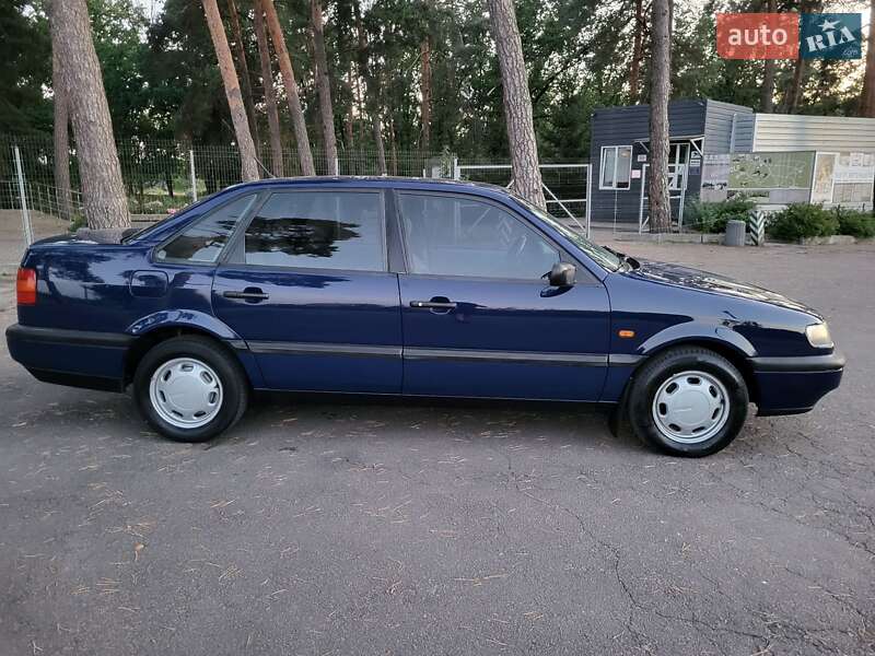 Седан Volkswagen Passat 1994 в Виннице