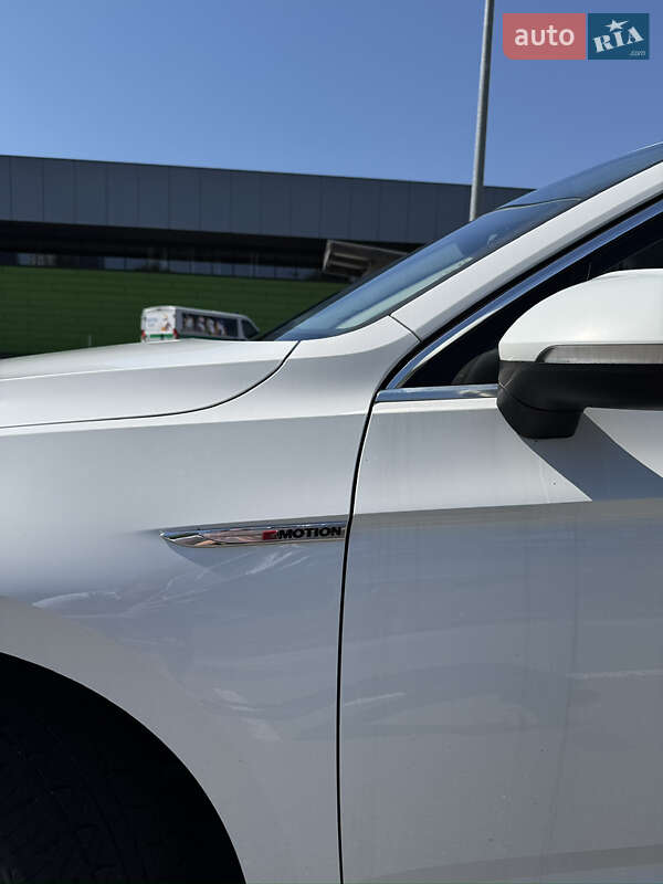 Универсал Volkswagen Passat 2018 в Киеве
