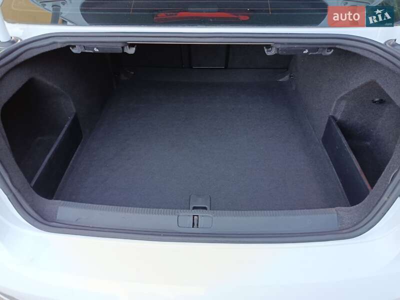 Седан Volkswagen Passat 2011 в Лохвице