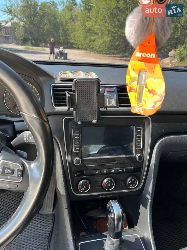 Седан Volkswagen Passat 2014 в Днепре