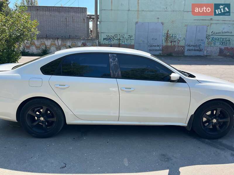 Седан Volkswagen Passat 2014 в Днепре