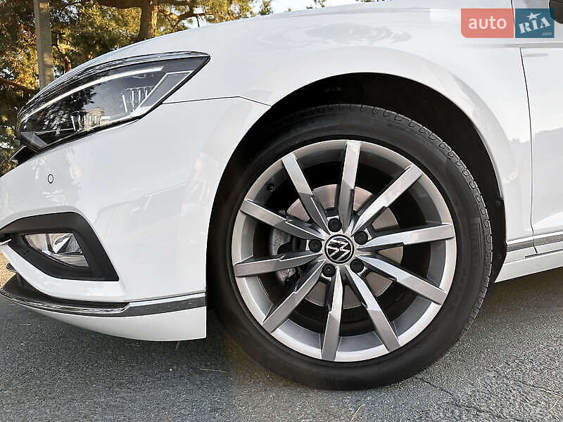 Седан Volkswagen Passat 2020 в Львове