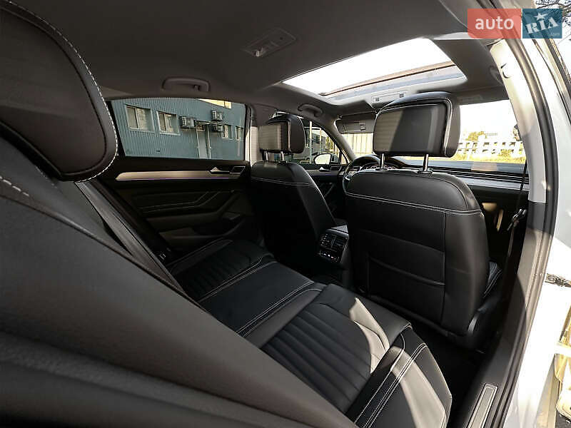 Седан Volkswagen Passat 2020 в Львове
