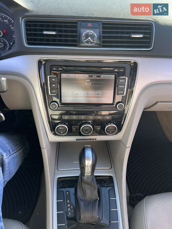 Седан Volkswagen Passat 2012 в Харкові