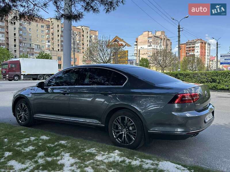 Седан Volkswagen Passat 2017 в Ивано-Франковске