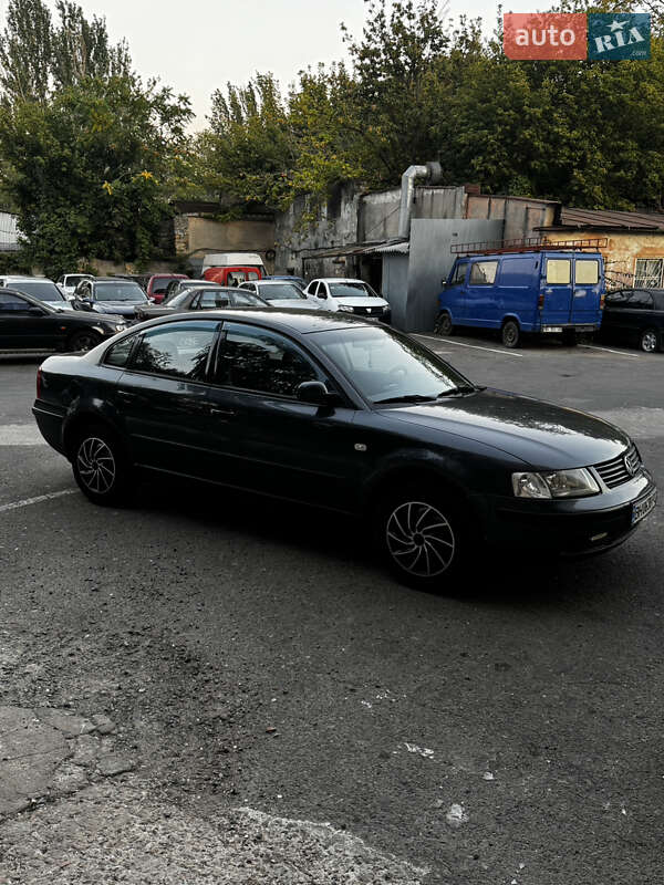Седан Volkswagen Passat 1999 в Одесі