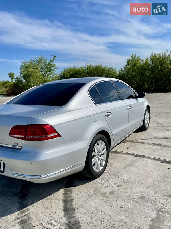 Седан Volkswagen Passat 2012 в Ужгороді