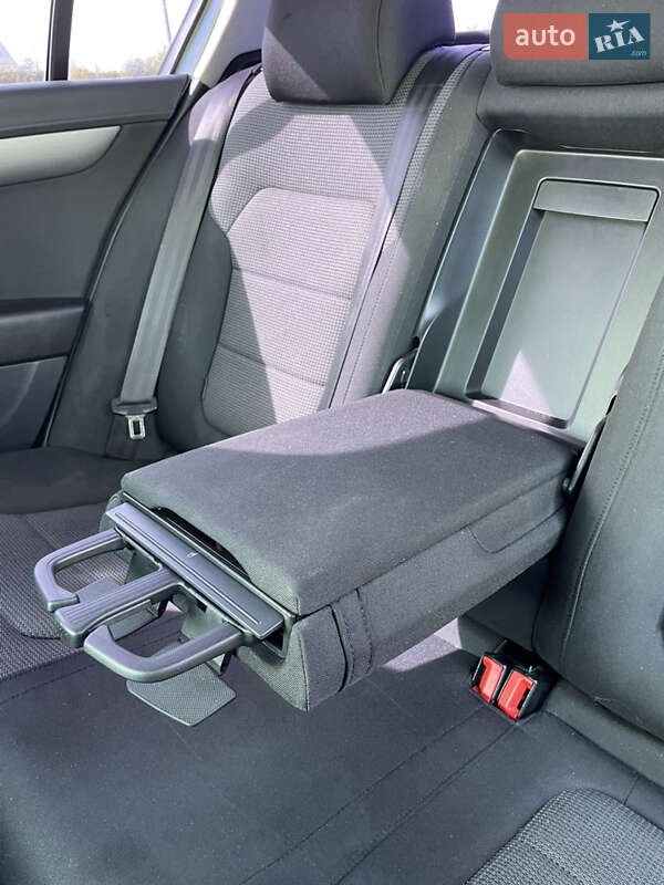 Седан Volkswagen Passat 2012 в Ужгороді