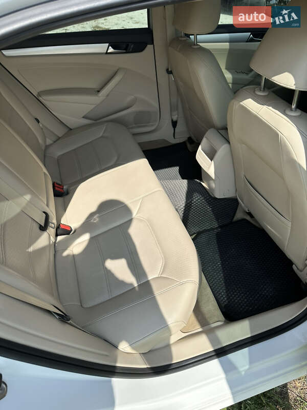 Седан Volkswagen Passat 2012 в Рогатине