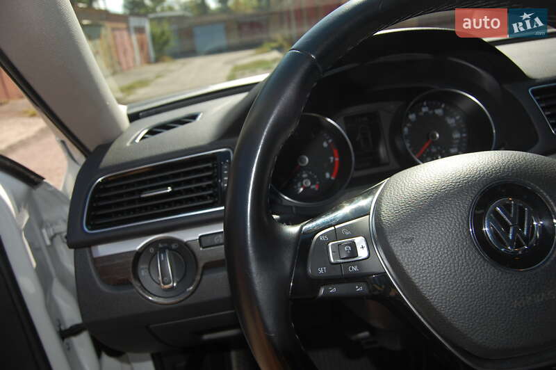 Седан Volkswagen Passat 2015 в Києві