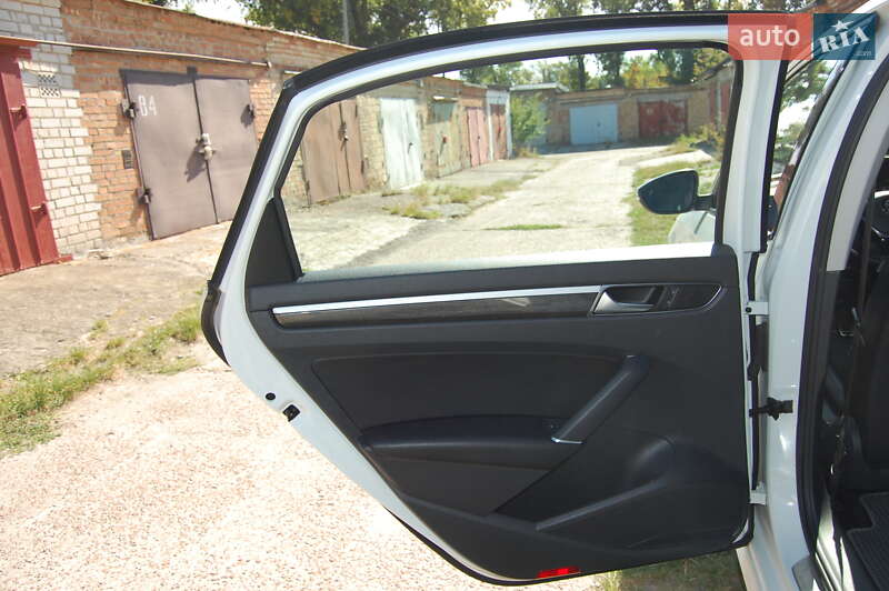 Седан Volkswagen Passat 2015 в Києві