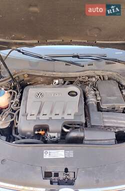 Універсал Volkswagen Passat 2011 в 
