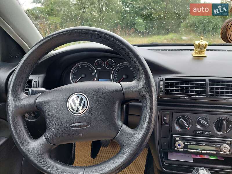 Седан Volkswagen Passat 2003 в Чернівцях