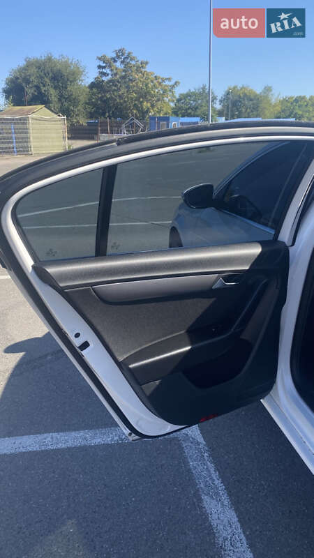 Седан Volkswagen Passat 2013 в Днепре