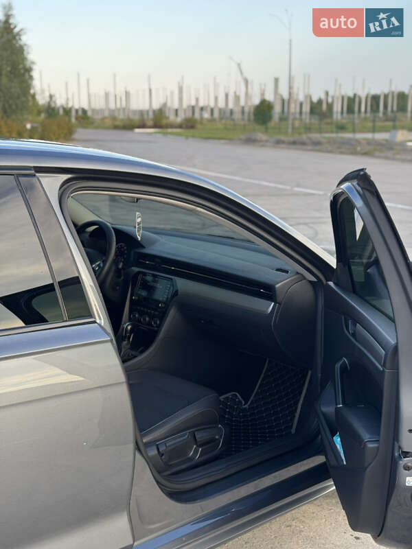 Седан Volkswagen Passat 2021 в Коростене