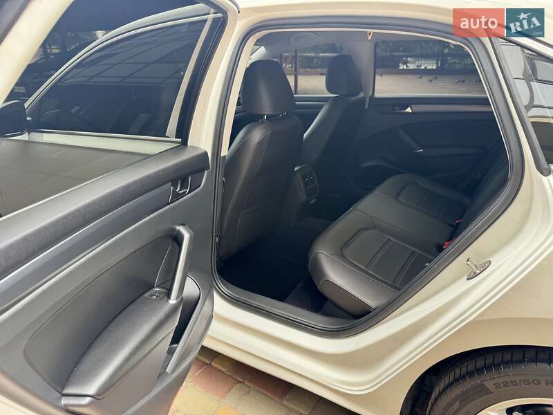 Седан Volkswagen Passat 2020 в Одессе