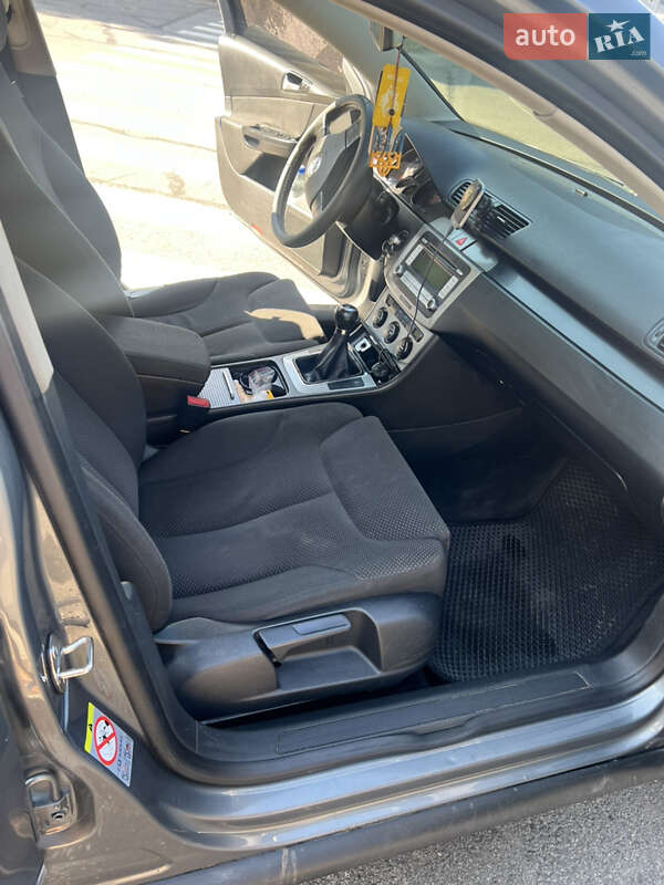 Седан Volkswagen Passat 2006 в Первомайську
