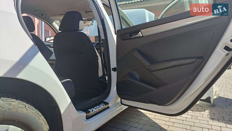 Седан Volkswagen Passat 2013 в Лозовій