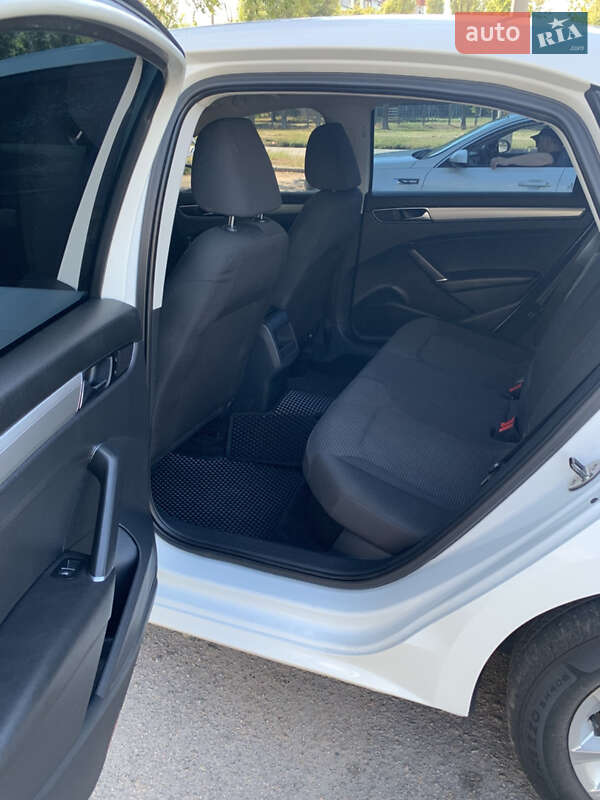 Седан Volkswagen Passat 2017 в Днепре фото 3 Седан Volkswagen Passat 2017 в Днепре