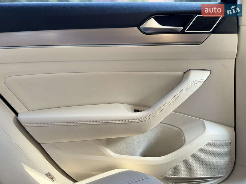 Седан Volkswagen Passat 2017 в Трускавці