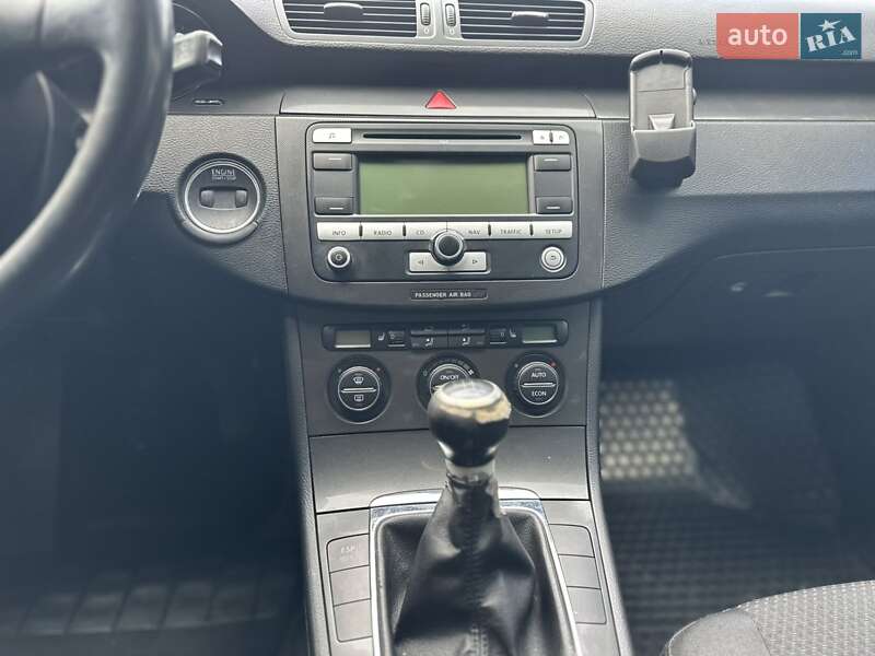 Универсал Volkswagen Passat 2006 в Староконстантинове