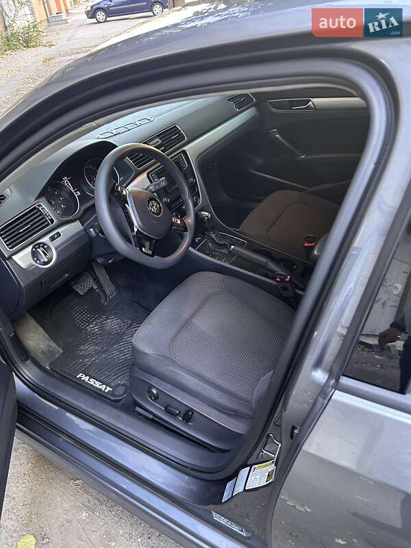 Седан Volkswagen Passat 2017 в Днепре