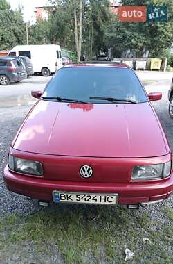 Седан Volkswagen Passat 1989 в Сарнах