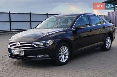 Седан Volkswagen Passat 2017 в Луцке