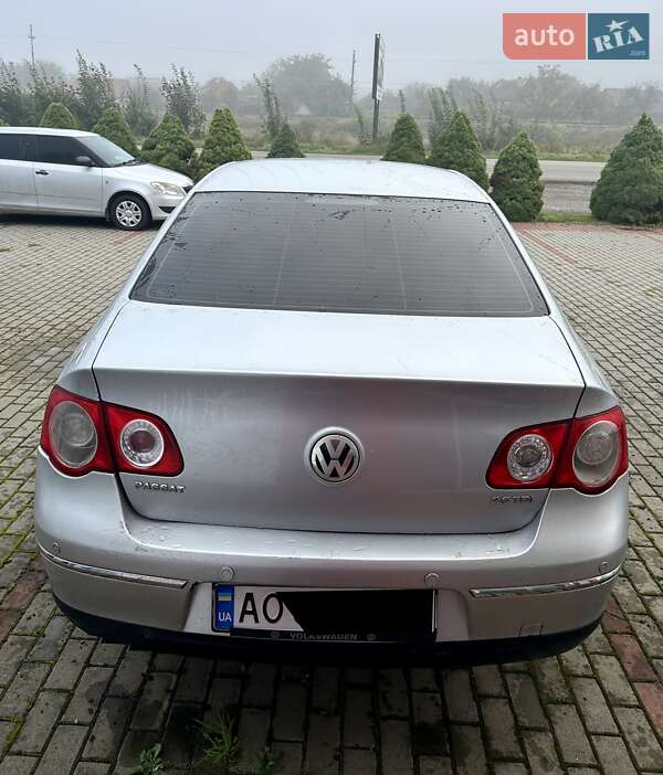 Седан Volkswagen Passat 2005 в Хусте