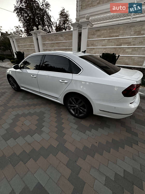 Седан Volkswagen Passat 2018 в Киеве