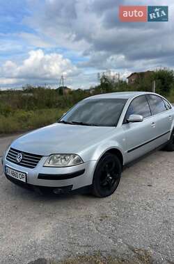 Седан Volkswagen Passat 2002 в Киеве