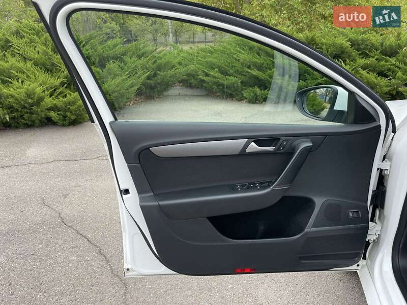 Універсал Volkswagen Passat 2013 в Миколаєві