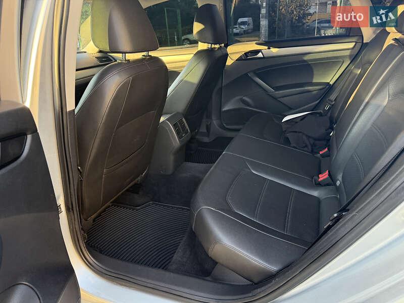 Седан Volkswagen Passat 2013 в Черновцах