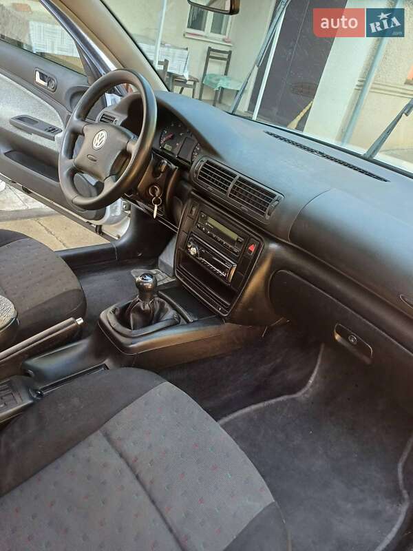 Універсал Volkswagen Passat 1998 в Чернівцях