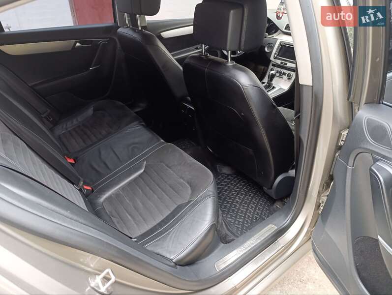 Седан Volkswagen Passat 2012 в Мироновке
