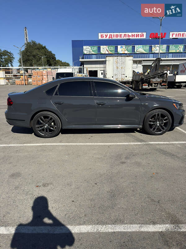 Седан Volkswagen Passat 2017 в Днепре