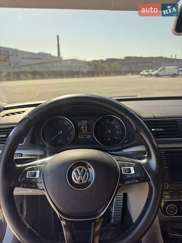 Седан Volkswagen Passat 2017 в Днепре