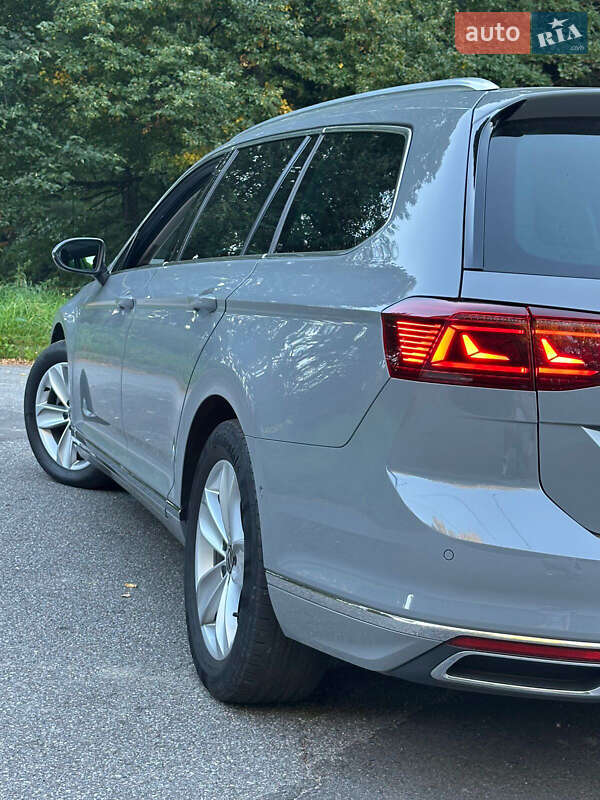Универсал Volkswagen Passat 2022 в Бориславе