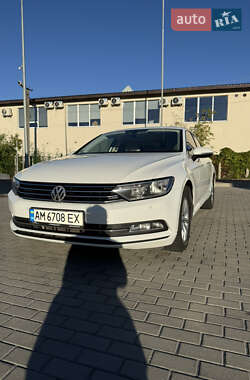 Седан Volkswagen Passat 2016 в Житомире