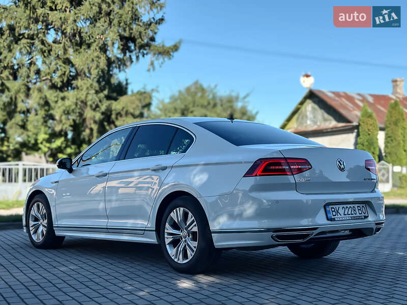 Седан Volkswagen Passat 2016 в Радивиліві