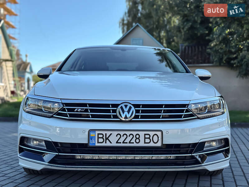 Седан Volkswagen Passat 2016 в Радивиліві
