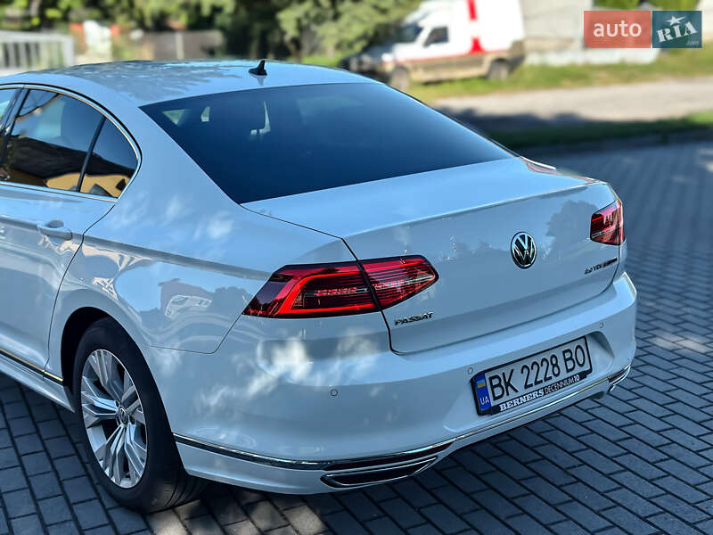 Седан Volkswagen Passat 2016 в Радивиліві