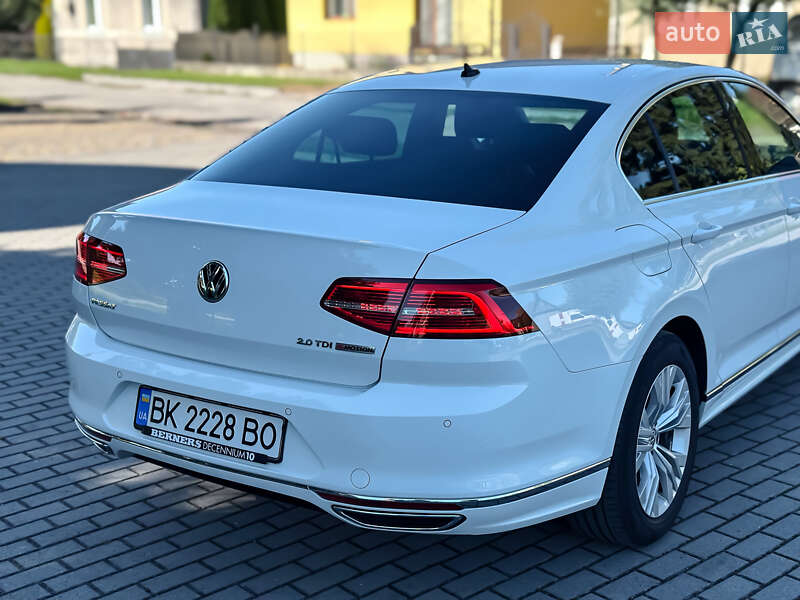 Седан Volkswagen Passat 2016 в Радивиліві